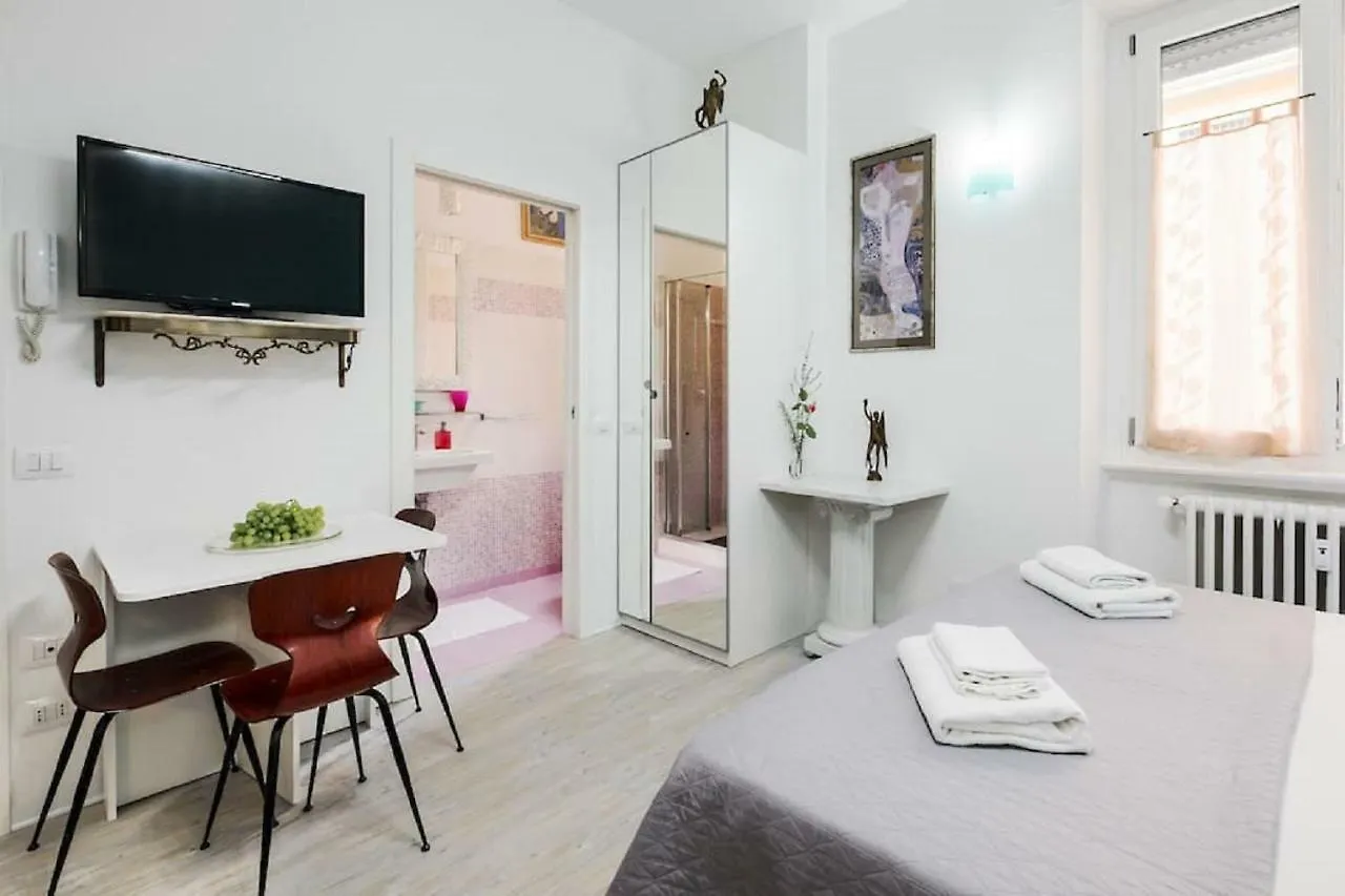 ℒovely & ℰlegant Studio Next To Duomo/Missori Μιλάνο 0*,  Ιταλία
